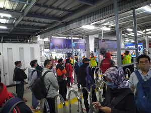 DKI Mulai PSBB Transisi, Stasiun Bogor Ramai Penumpang Pagi Ini