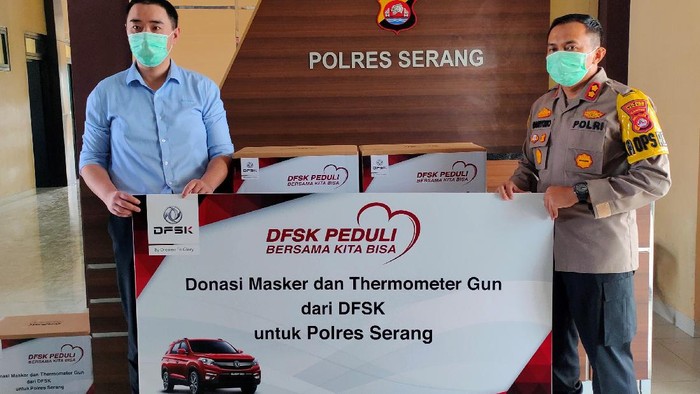 DFSK berikan masker dan thermogun kepada Polres Serang.