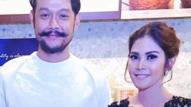 Dwi Sasono disebut gampang kangen keluarga oleh produser film.