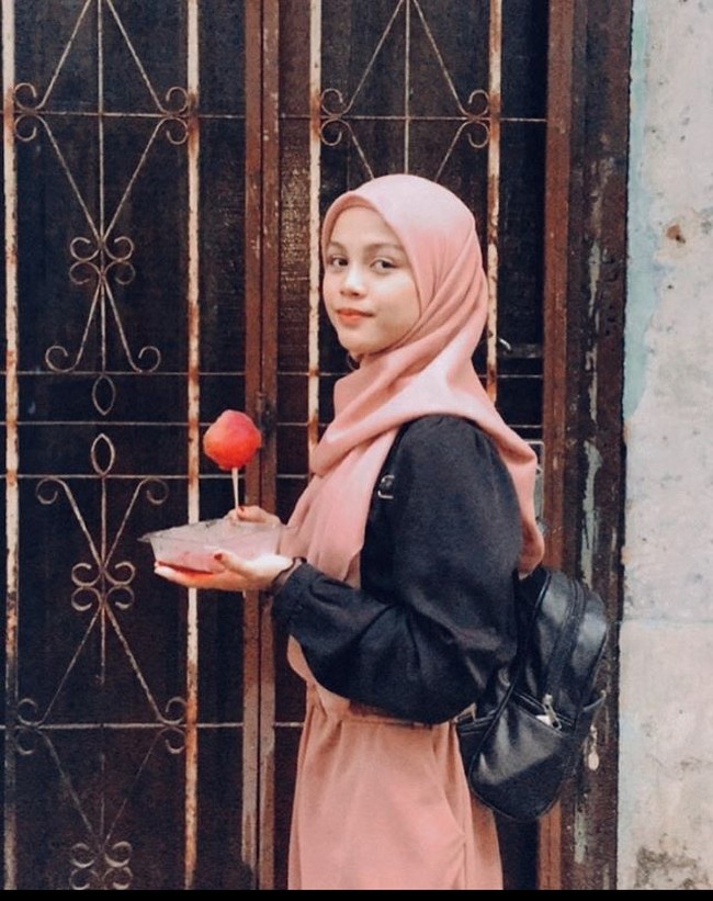 Wanita berusia 21 tahun dari Ipoh, Perak, ini juga menambahkan bahwa banyak netizen yang khawatir akan keselamatan dirinya ketika mengendarai motor. Namun, teman-temannya tak perlu khawatir karena Fafa memperoleh lisensi sepeda motornya yang kini telah menjadi moda transportasi utamanya. Foto: Instagram