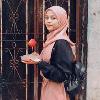 Wanita berusia 21 tahun dari Ipoh, Perak, ini juga menambahkan bahwa banyak netizen yang khawatir akan keselamatan dirinya ketika mengendarai motor. Namun, teman-temannya tak perlu khawatir karena Fafa memperoleh lisensi sepeda motornya yang kini telah menjadi moda transportasi utamanya. Foto: Instagram