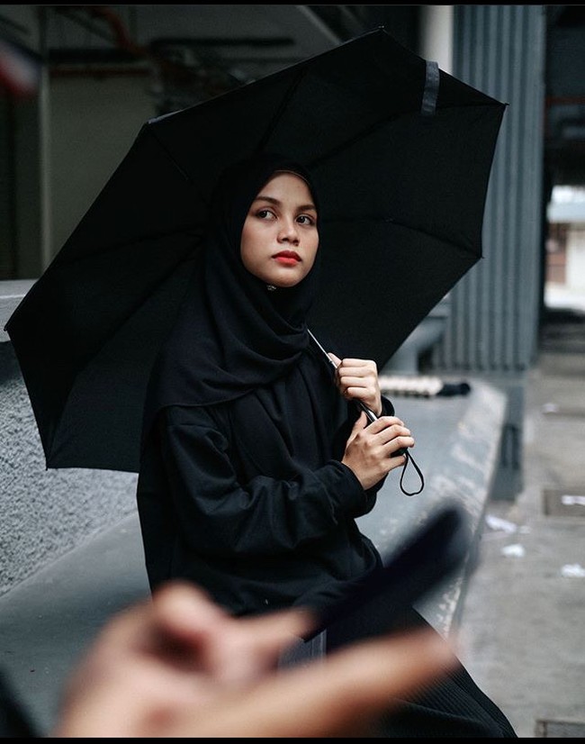 Meskipun saya seorang wanita, ara saya bekerja sama dengan pria yang bekerja di lini ini. Saya harus mengirim makanan ke pelanggan dengan cepat, tidak peduli hujan atau cerah,” ungkap Fafa. Foto: Instagram