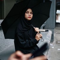 Meskipun saya seorang wanita, ara saya bekerja sama dengan pria yang bekerja di lini ini. Saya harus mengirim makanan ke pelanggan dengan cepat, tidak peduli hujan atau cerah,” ungkap Fafa. Foto: Instagram