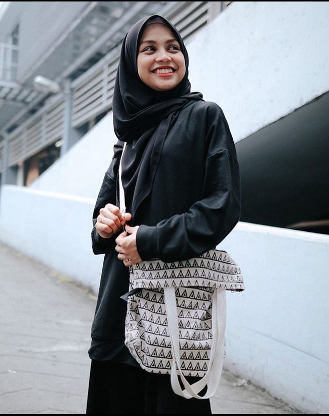 Adalah Farah Nur Syifa Abdullah, sosok driver pengantar makanan Foodpanda yang mencuri atensi karena paras cantiknya. Melalui akun Twitternya @weslysky, Farah berbagi foto dirinya duduk di atas motor dengan seragam pink khas pengantar makanan Foodpanda. Foto: Instagram