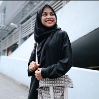 Adalah Farah Nur Syifa Abdullah, sosok driver pengantar makanan Foodpanda yang mencuri atensi karena paras cantiknya. Melalui akun Twitternya @weslysky, Farah berbagi foto dirinya duduk di atas motor dengan seragam pink khas pengantar makanan Foodpanda. Foto: Instagram