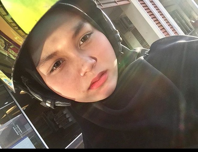 Foto seorang wanita yang bekerja sebagai pengantar makanan jadi viral di Twitter. Driver pengantar makanan berwajah cantik asal Malaysia ini pun jadi sorotan netizen dan banyak dari mereka mengaguminya. Foto: Instagram