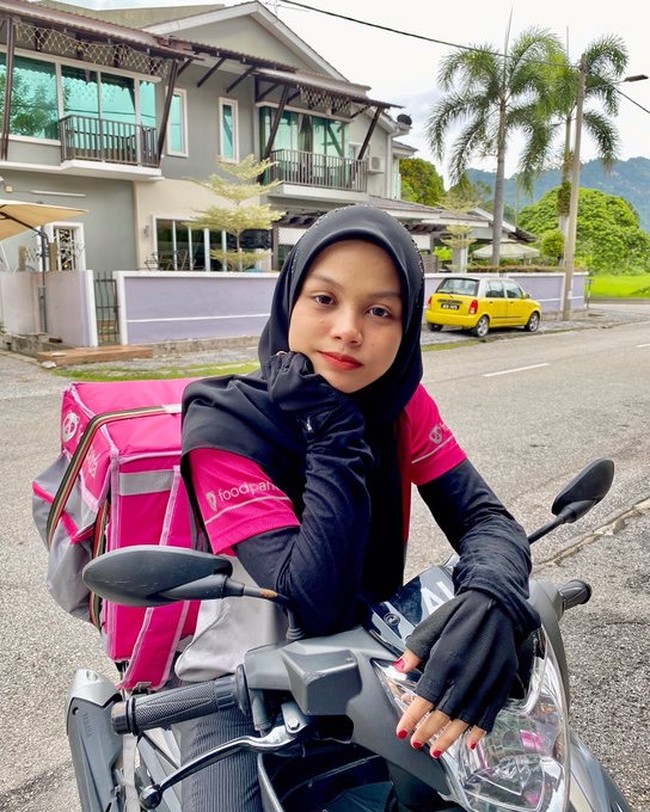 Foto Farah yang telah disukai 46 ribu lebih pengguna Twitter lainnya itu pun dibanjiri komentar. Tak sedikit dari mereka terutama netizen pria jatuh cinta pada kecantikan Farah. Foto: Instagram