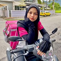 Foto Farah yang telah disukai 46 ribu lebih pengguna Twitter lainnya itu pun dibanjiri komentar. Tak sedikit dari mereka terutama netizen pria jatuh cinta pada kecantikan Farah. Foto: Instagram