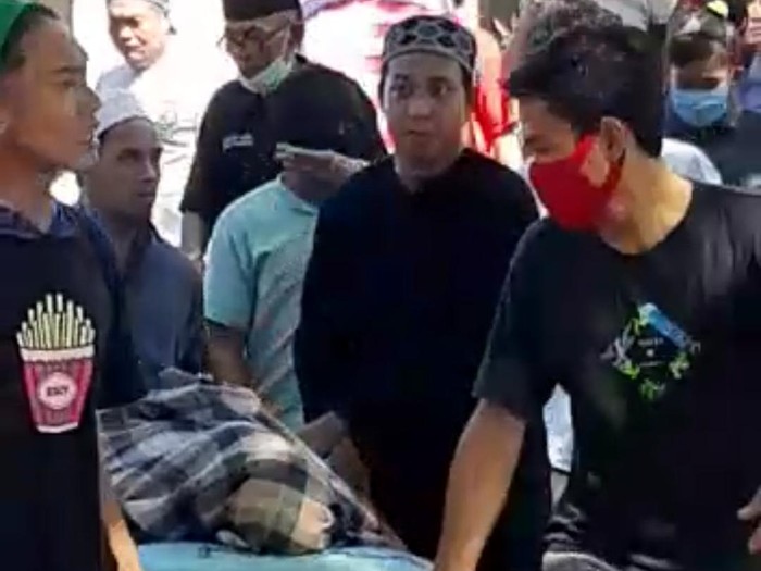 Foto jenazah PDP Corona di Makassar dibawa kabur keluarga dari Rumah Sakit Labuang Baji (Tangkapan Layar Video).