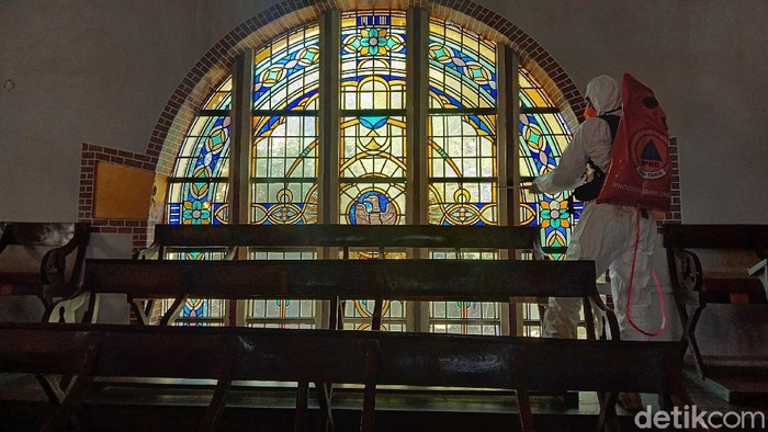 gereja di surabaya disemprot disinfektan