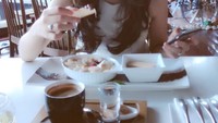 Makan enak dengan secangkir kopi jadi menu cheat day Gita ketika sedang santai. Foto: Instagram @gitasinaga