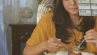 Dipenuhi jadwal syuting intip akting Gita saat beradegan makan yang tak kalah bikin laper. Foto: Instagram @gitasinaga