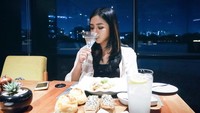 Wanita berusia 31 tahun ini paling hobi ngemil cantik ditemani aneka minuman segar dengan pilihan pastry dari manis hingga gurih. Foto: Instagram @gitasinaga
