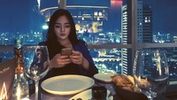 Sudah eksis di dunia entertaiment sejak tahun 2000 silam, Gita kini punya hobi makan malam di atas ketinggian ditemani pemandangan indah kota Jakarta. Foto: Instagram @gitasinaga