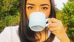 Manisnya Gita Sinaga Saat Makan dan Ngopi Cantik