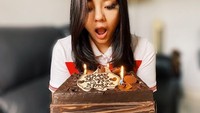 Rayakan ulang tahun, Gita dapat kejutan manis berupa cake cokelat dengan hiasan lilin di atasnya dan ucapan selamat ulang tahun. Foto: Instagram @gitasinaga