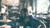 Terakhir ini pose menawan dari Gita saat menikmati secakir kopi dengan aneka kue dari Afternoon Tea yang dipilihnya.  Foto: Instagram @gitasinaga