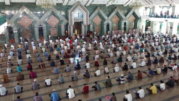 Gubernur Sulsel Nurdin Abdullah melaksanakan salat Jumat di Masjid Al Markaz Makassar (Hermawan-detikcom).