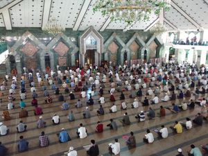 Video Jumatan di Masjid Al Markaz Dihadiri Gubernur Sulsel