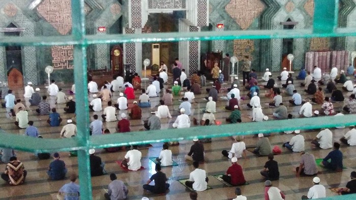 Gubernur Sulsel Nurdin Abdullah melaksanakan salat Jumat di Masjid Al Markaz Makassar (Hermawan-detikcom).