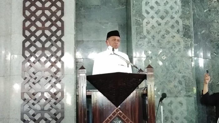 Gubernur Sulsel Nurdin Abdullah melaksanakan salat Jumat di Masjid Al Markaz Makassar (Hermawan-detikcom).