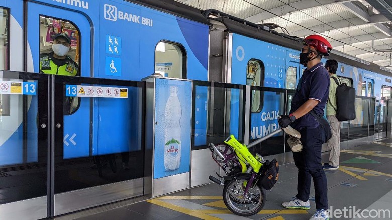 MRT Jakarta kembali beroperasi normal pada PSBB transisi fase I. Di Stasiun MRT Lebak Bulus, suasana masih lengang.