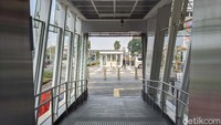 Suasana lengang terlihat di Stasiun MRT Lebak Bulus, Jumat (5/6/2020).