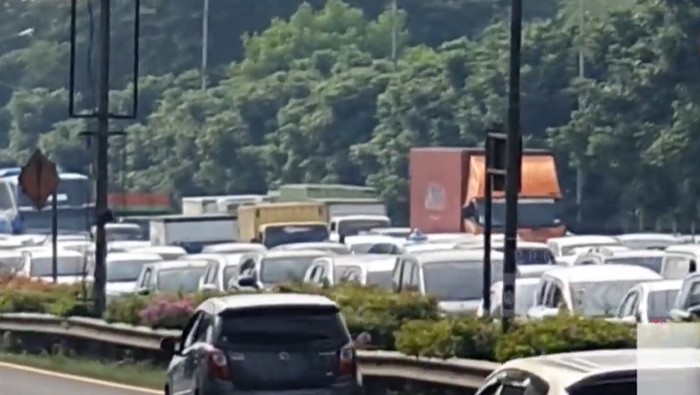 Memasuki hari pertama di masa transisi PSBB yang diterapkan di Jakarta, kepadatan kendaraan terjadi di sejumlah titik. Seperti di ruas Tol Cawang arah Grogol, Jumat (5/6) pagi.