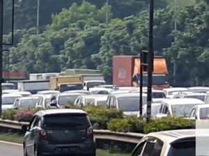 Awal PSBB di Masa Transisi, Tol Cawang Arah Grogol Macet