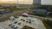 Drive in cinema ini digelar di sebiah parkiran pusat perbelanjaan di Cikarang, Bekasi, Jawa Barat. Parkiran itu disulap dan dilengkapi dengan fasilitas nonton film seperti terlihat di gambar.