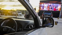 Menjelang penerapan tatanan normal baru sejumlah pengelola tempat hiburan, kuliner dan pusat perbelanjaan mulai menghadirkan konsep gaya hidup dengan standar protokol kesehatan. Seperti nonton drive-in salah satunya.