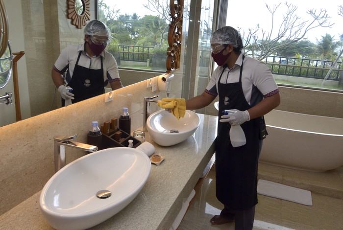 Persiapan menuju new normal juga dilakukan oleh sejumlah hotel di Indonesia. Penerapan protokol kesehatan terus dilakukan guna cegah penyebaran virus Corona.