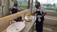 Menjelang penerapan tatanan hidup normal baru (new normal), hotel tersebut menerapkan protokol kesehatan seperti dengan penggunaan alat pelindung diri, melakukan penyemprotan cairan disinfektan secara rutin, memeriksa suhu tubuh tamu hotel, memberi jarak antar kursi di restoran serta menyiapkan menu makanan secara digital sebagai upaya pencegahan penyebaran COVID-19. Antara Foto/Fikri Yusuf.