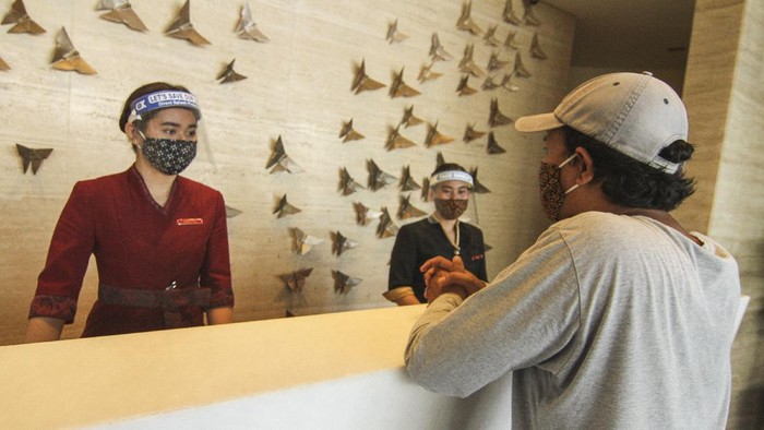 Persiapan menuju new normal juga dilakukan oleh sejumlah hotel di Indonesia. Penerapan protokol kesehatan terus dilakukan guna cegah penyebaran virus Corona.