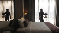 Petugas menyemprotkan disinfektan di ruang kamar di The Margo Hotel, Depok, Jawa Barat. Antara Foto/Asprilla Dwi Adha.