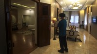 Pekerja membersihan kamar dengan disinfektan di Hotel Grand Inna Malioboro, Yogyakarta, Jumat (5/6/2020). ANTARA FOTO/Andreas Fitri Atmoko.