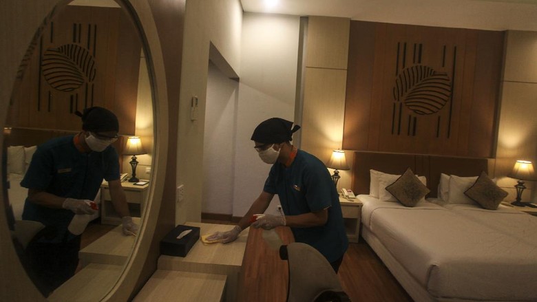 Industri Perhotelan Indonesia Bersiap Bangkit di masa New Normal Persiapan menuju new normal juga dilakukan oleh sejumlah hotel di Indonesia. Penerapan protokol kesehatan terus dilakukan guna cegah penyebaran virus Corona.