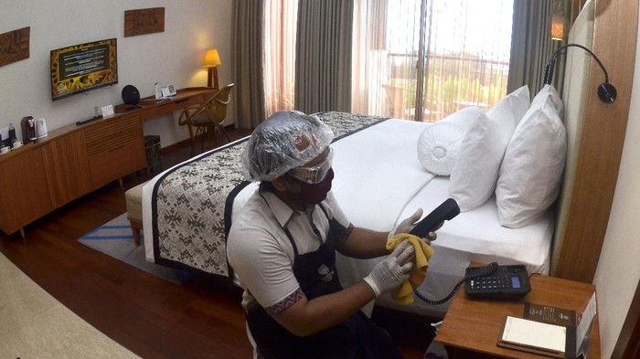 Industri Perhotelan Indonesia Bersiap Bangkit di masa New Normal Persiapan menuju new normal juga dilakukan oleh sejumlah hotel di Indonesia. Penerapan protokol kesehatan terus dilakukan guna cegah penyebaran virus Corona.