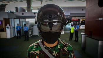 Helm pendeteksi suhu tubuh itu juga digunakan oleh personel TNI saat bersiaga di kawasan Terminal 3 Bandara Internasional Soekarno Hatta, Tangerang, Banten, pada Sabtu (23/5) lalu. ANTARA FOTO/Fauzan.