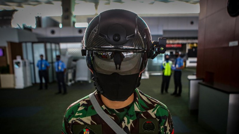 Helm pendeteksi suhu tubuh jadi salah satu alat yang marak digunakan di masa pandemi virus Corona. Pasalnya helm itu dapat membantu deteksi awal COVID-19.