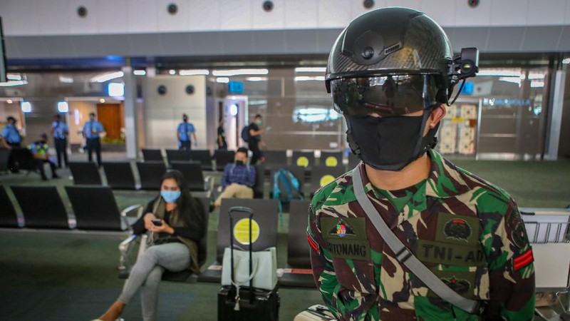 Helm pendeteksi suhu tubuh jadi salah satu alat yang marak digunakan di masa pandemi virus Corona. Pasalnya helm itu dapat membantu deteksi awal COVID-19.