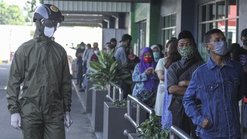 Petugas Badan Intelijen Negara (BIN) juga menggunakan helm deteksi suhu tubuh saat rapid test massal di Depok, Jawa Barat, Jumat (22/5) lalu. ANTARA FOTO/Asprilla Dwi Adha.