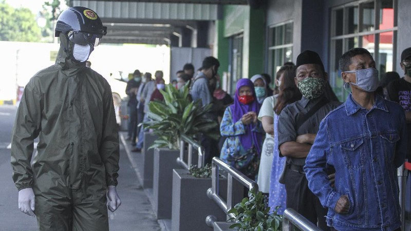 Helm pendeteksi suhu tubuh jadi salah satu alat yang marak digunakan di masa pandemi virus Corona. Pasalnya helm itu dapat membantu deteksi awal COVID-19.