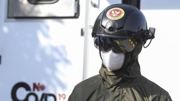 Kemampuan helm canggih itu untuk mendeteksi suhu tubuh manusia hingga jarak 10 meter dapat membantu petugas untuk mengantisipasi dan mendeteksi awal COVID-19. ANTARA FOTO/Asprilla Dwi Adha.