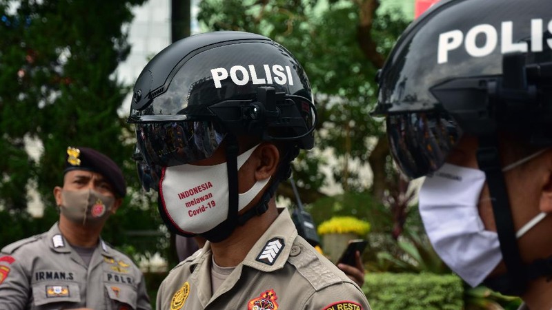 Helm pendeteksi suhu tubuh jadi salah satu alat yang marak digunakan di masa pandemi virus Corona. Pasalnya helm itu dapat membantu deteksi awal COVID-19.