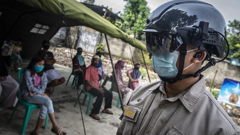 Helm pendeteksi suhu tubuh jadi salah satu alat yang marak digunakan di masa pandemi virus Corona. Pasalnya helm itu dapat membantu deteksi awal COVID-19.