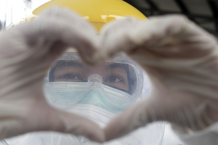 Petugas medis berpose usai melaksanakan tes swab COVID-19 di Stasiun Bojong Gede, Bogor, Jawa Barat, Senin (11/5/2020). Kementerian Kesehatan mengalokasikan anggaran berupa dana siap pakai untuk insentif bagi tenaga kesehatan sebesar Rp5,2 triliun dalam rangka penanganan pandemi virus corona. ANTARA FOTO/Yulius Satria Wijaya/wsj.