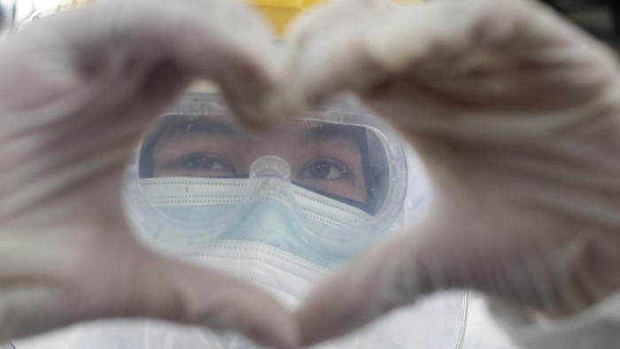 INSENTIF BAGI TENAGA MEDIS Petugas medis berpose usai melaksanakan tes swab COVID-19 di Stasiun Bojong Gede, Bogor, Jawa Barat, Senin (11/5/2020). Kementerian Kesehatan mengalokasikan anggaran berupa dana siap pakai untuk insentif bagi tenaga kesehatan sebesar Rp5,2 triliun dalam rangka penanganan pandemi virus corona. ANTARA FOTO/Yulius Satria Wijaya/wsj.