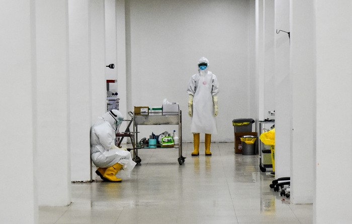 Sejumlah tenaga kesehatan mengenakan alat pelindung diri (APD) saat uji rapid test COVID-19 masal di Kota Pekanbaru, Riau, Kamis (4/6/2020). Kementerian Keuangan menyatakan hingga kini belum mengantongi data tenaga kesehatan (Nakes) dari pemerintah daerah yang menangani COVID-19, sehingga insentif untuk tenaga medis belum bisa dicairkan. ANTARA FOTO/FB Anggoro/nz