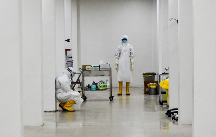 INSENTIF NAKES COVID-19 Sejumlah tenaga kesehatan mengenakan alat pelindung diri (APD) saat uji rapid test COVID-19 masal di Kota Pekanbaru, Riau, Kamis (4/6/2020). Kementerian Keuangan menyatakan hingga kini belum mengantongi data tenaga kesehatan (Nakes) dari pemerintah daerah yang menangani COVID-19, sehingga insentif untuk tenaga medis belum bisa dicairkan. ANTARA FOTO/FB Anggoro/nz